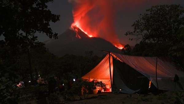 Aliran Lava Letusan Gunung Lewotobi Laki-laki Menuju Lima Desa